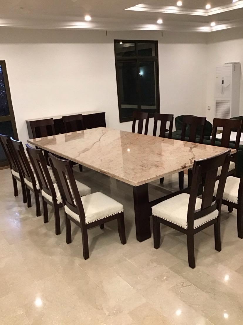 Salle à manger en bois et marbre