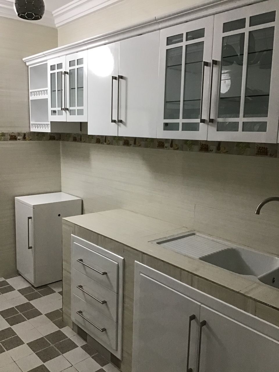 Cuisine blanche meubles hauts