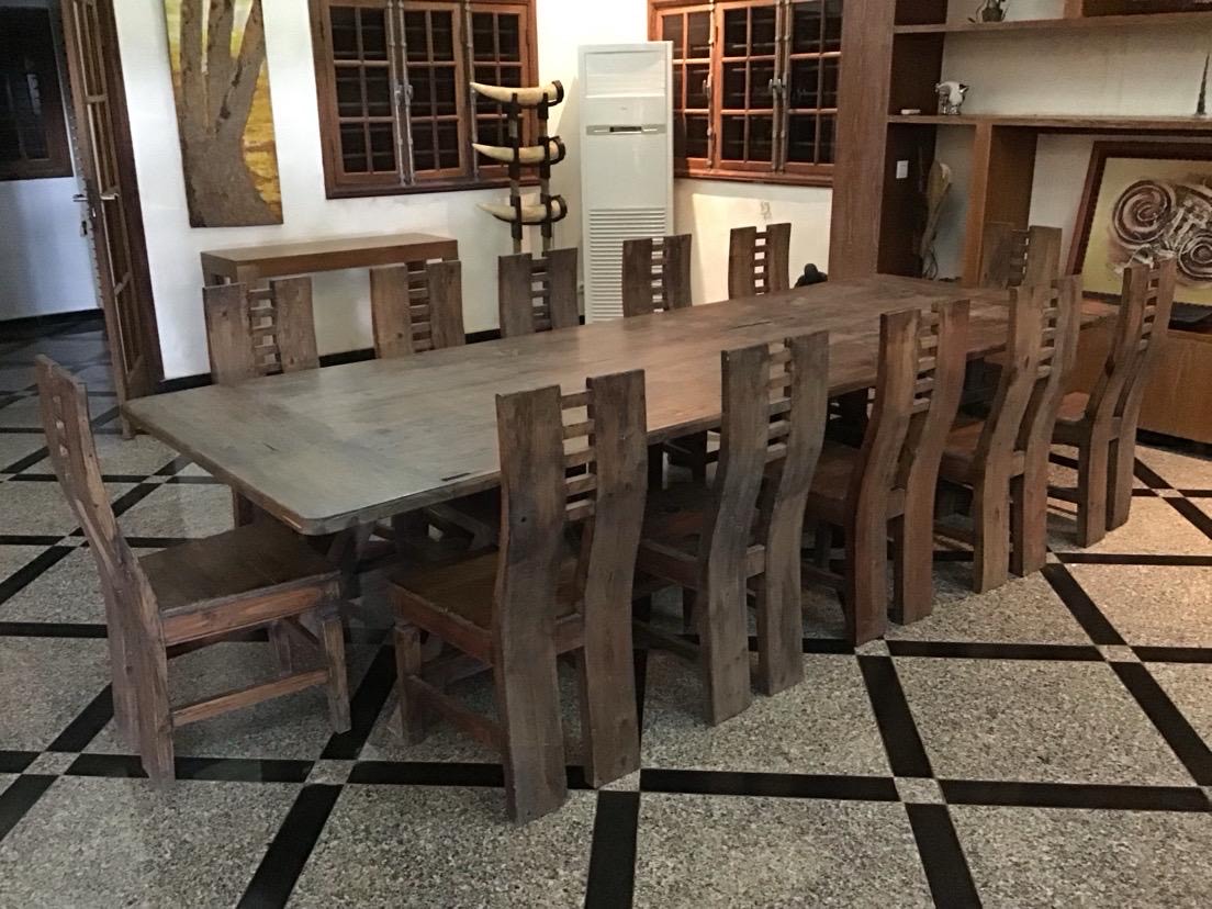 Table à manger massive avec chaises