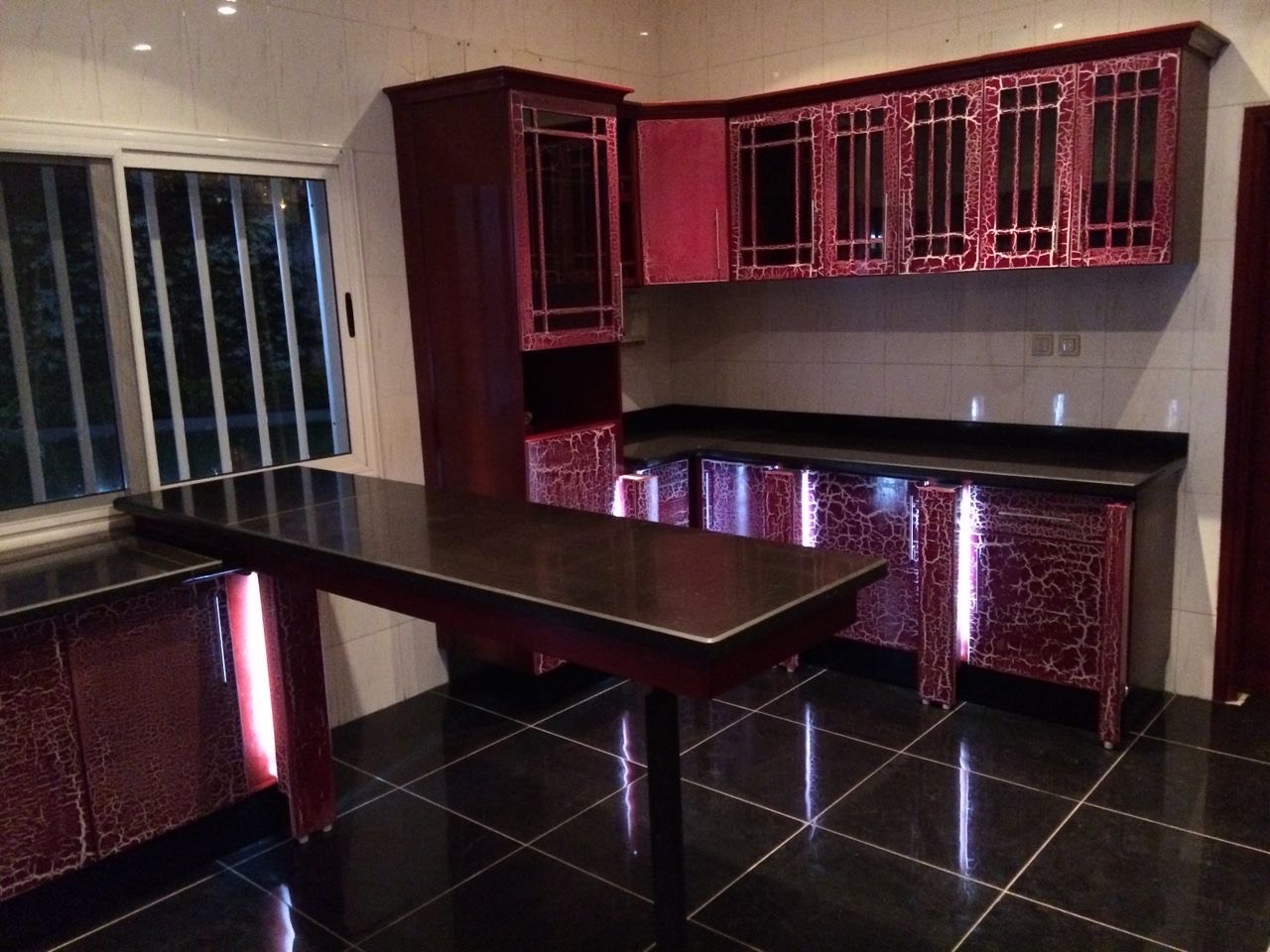 Cuisine craquelée rouge vue d'ensemble