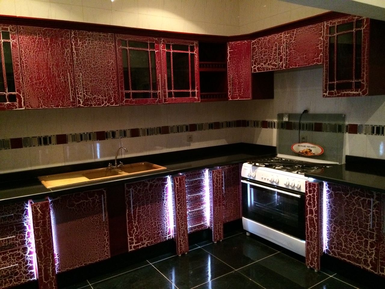 Cuisine craquelée rouge détail