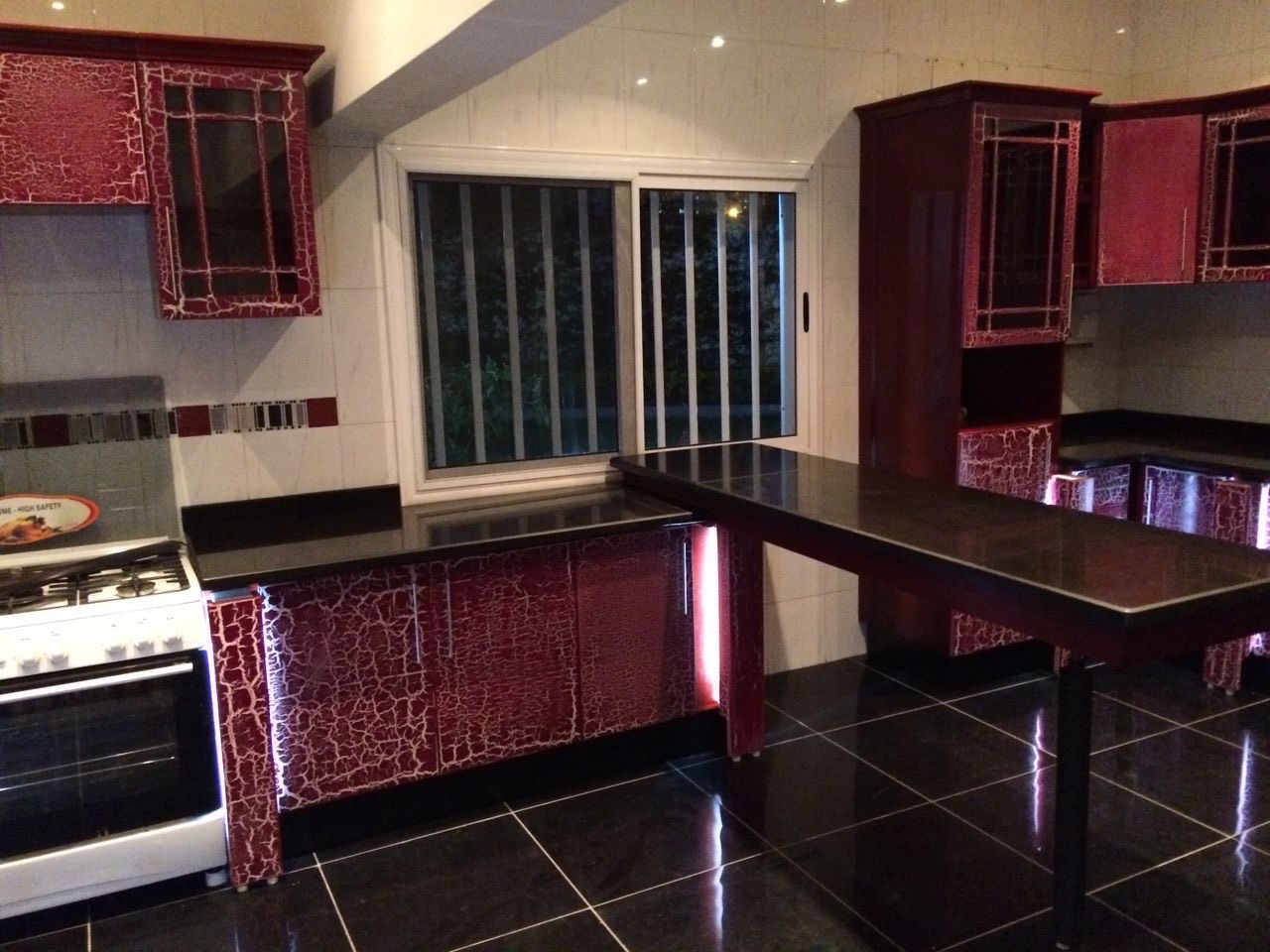 Cuisine craquelée rouge avec table