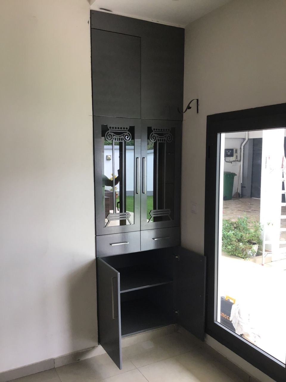 Cuisine blanche complète avec lustre