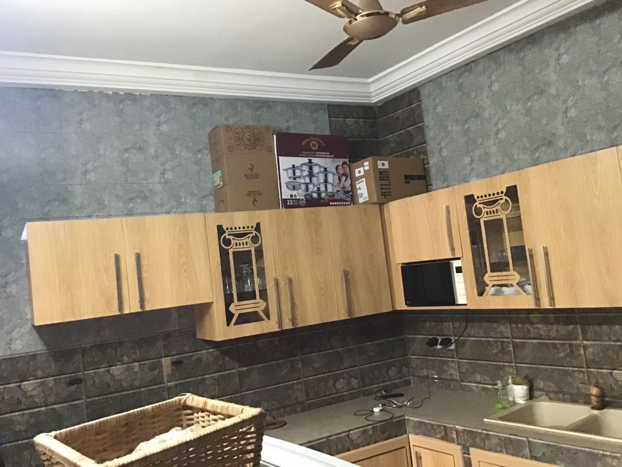 Cuisine bois clair meubles hauts