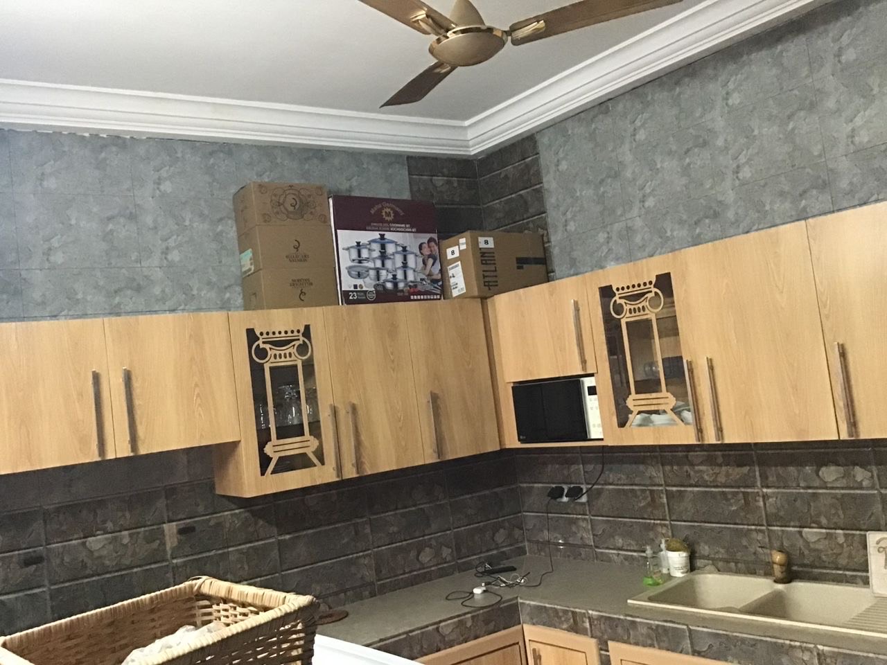 Cuisine bois clair avec crédence pierre