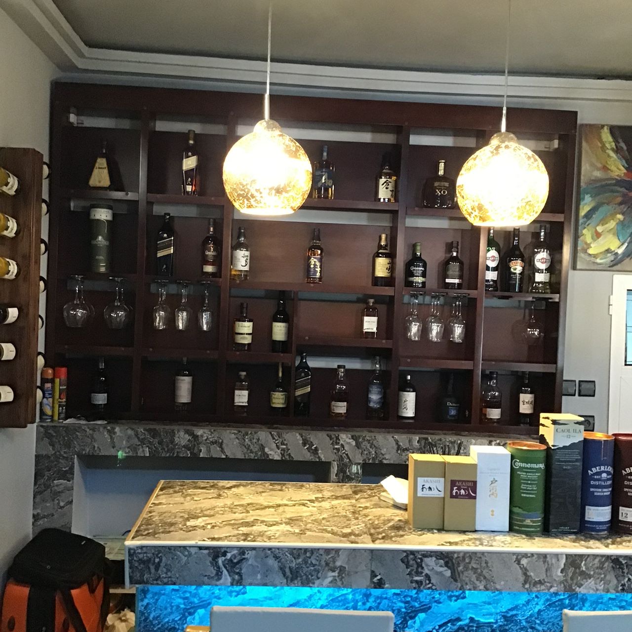 Bar en bois avec étagère