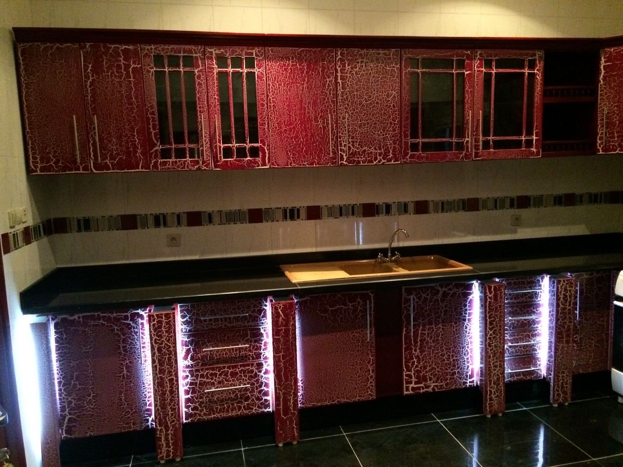 Cuisine craquelée rouge avec LED