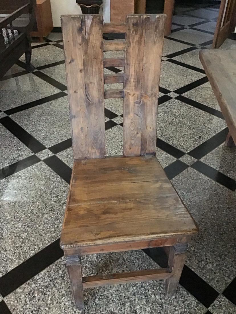 Chaise en bois massif